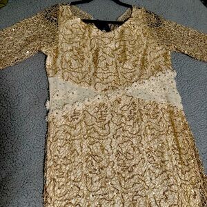 Gold and white gown, so pretty! I’m 5’7” and it goes to the top of my foot.